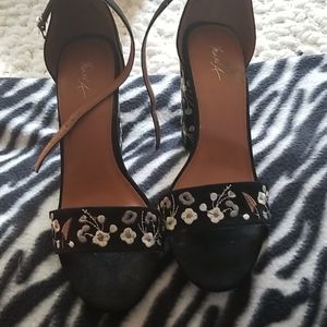 Spring sale!!! Black, white and tan floral shoes. Beautiful detailing!